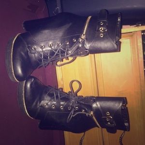 Cute black and Gold heels,